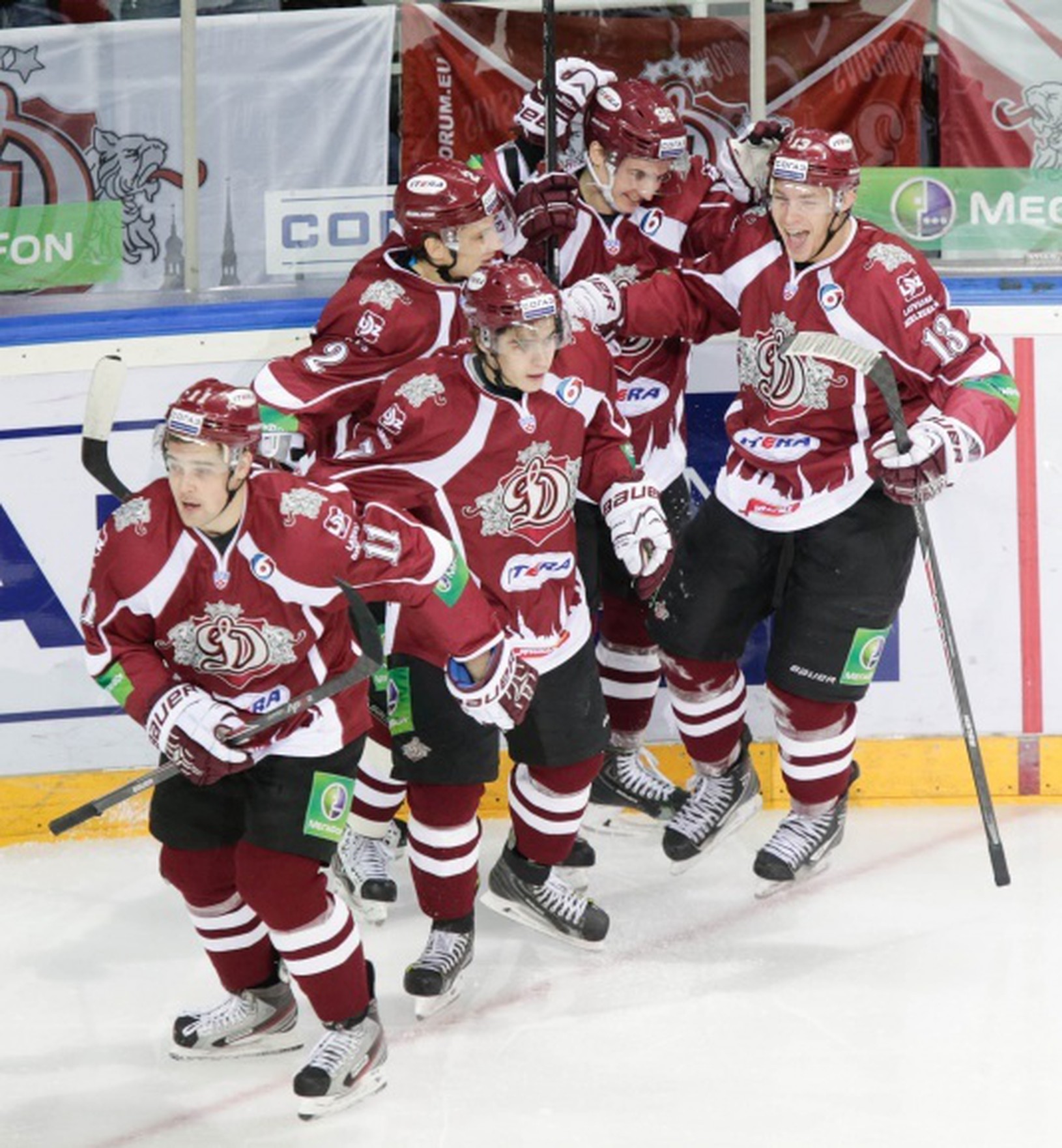 Hokejisti Dinamo Riga oslavujú