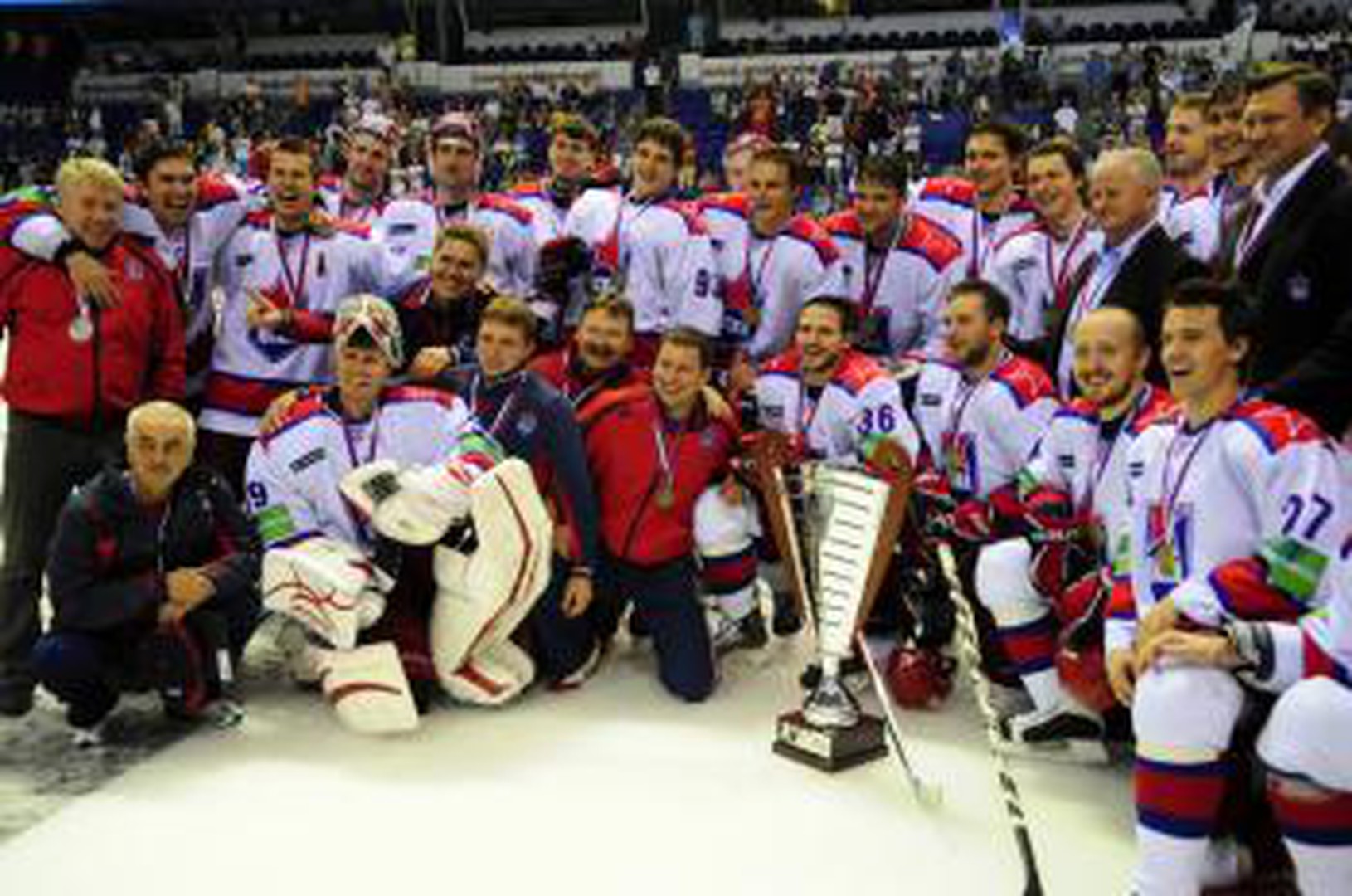 hokejisti CSKA s trofejou