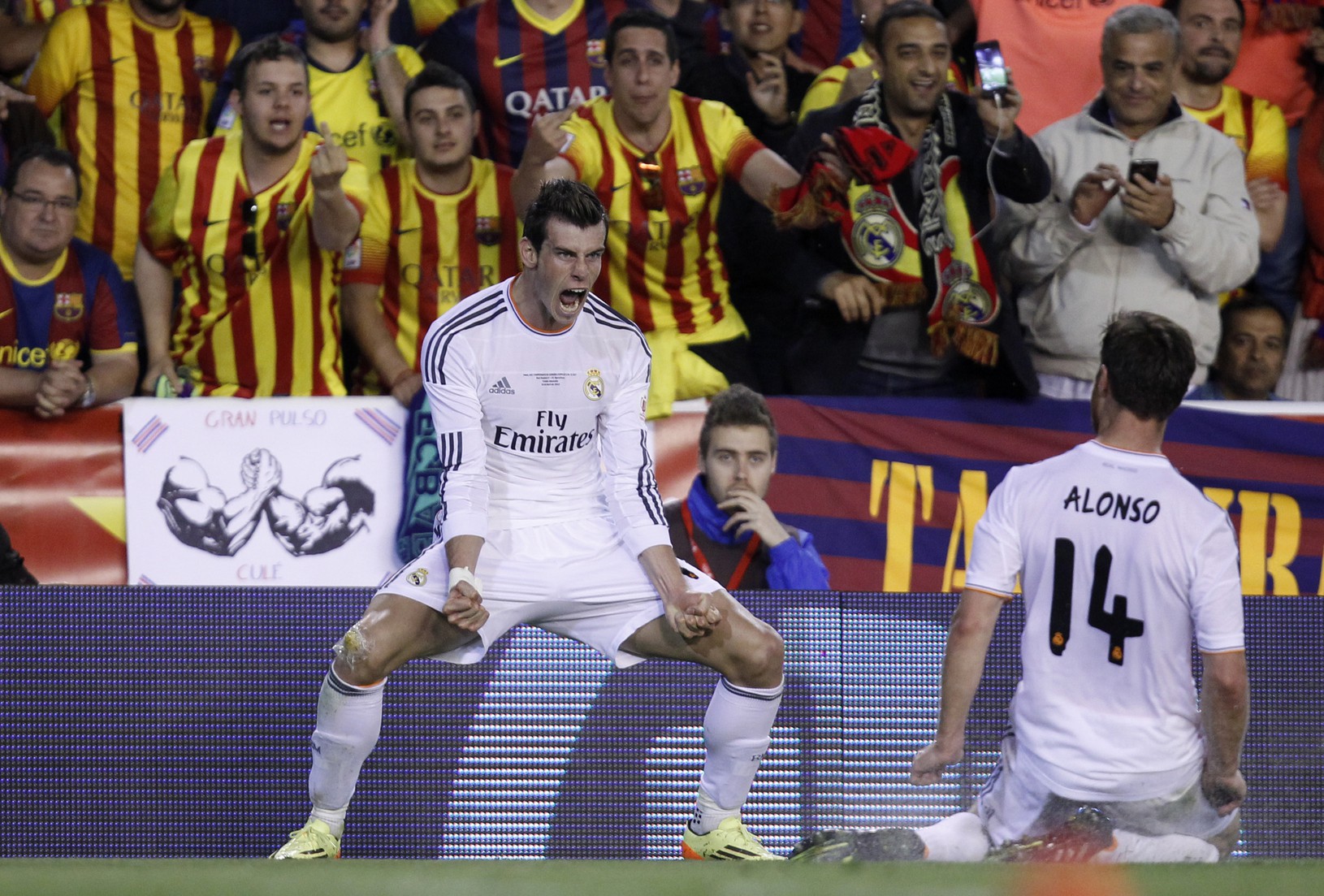 Gareth Bale oslavuje víťazný