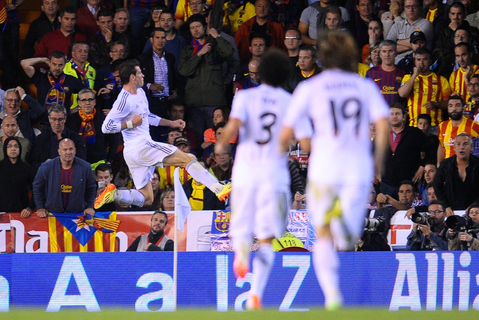 Gareth Bale (vľavo) oslavuje