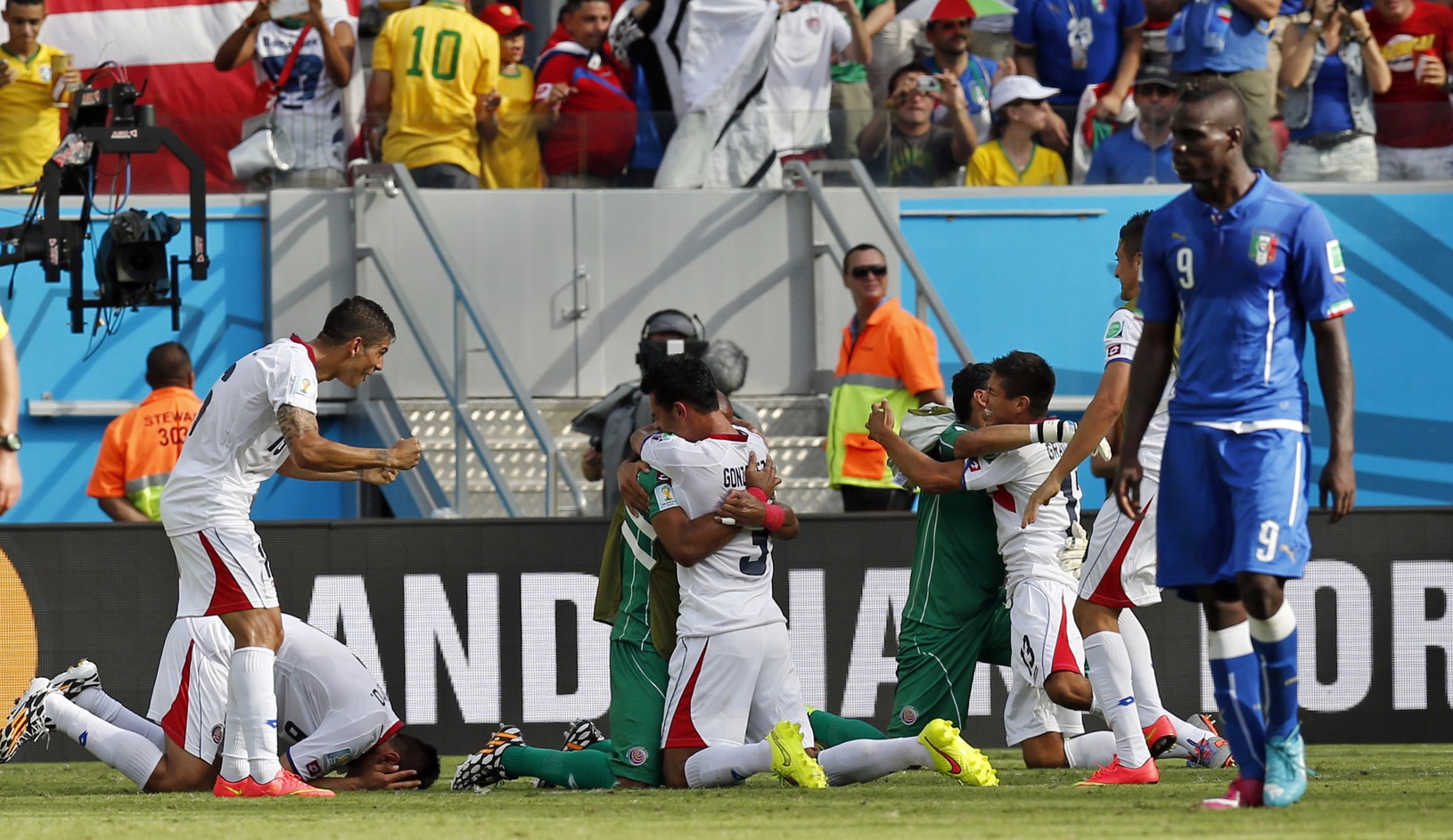 Futbalisti Kostariky oslavujú triumf