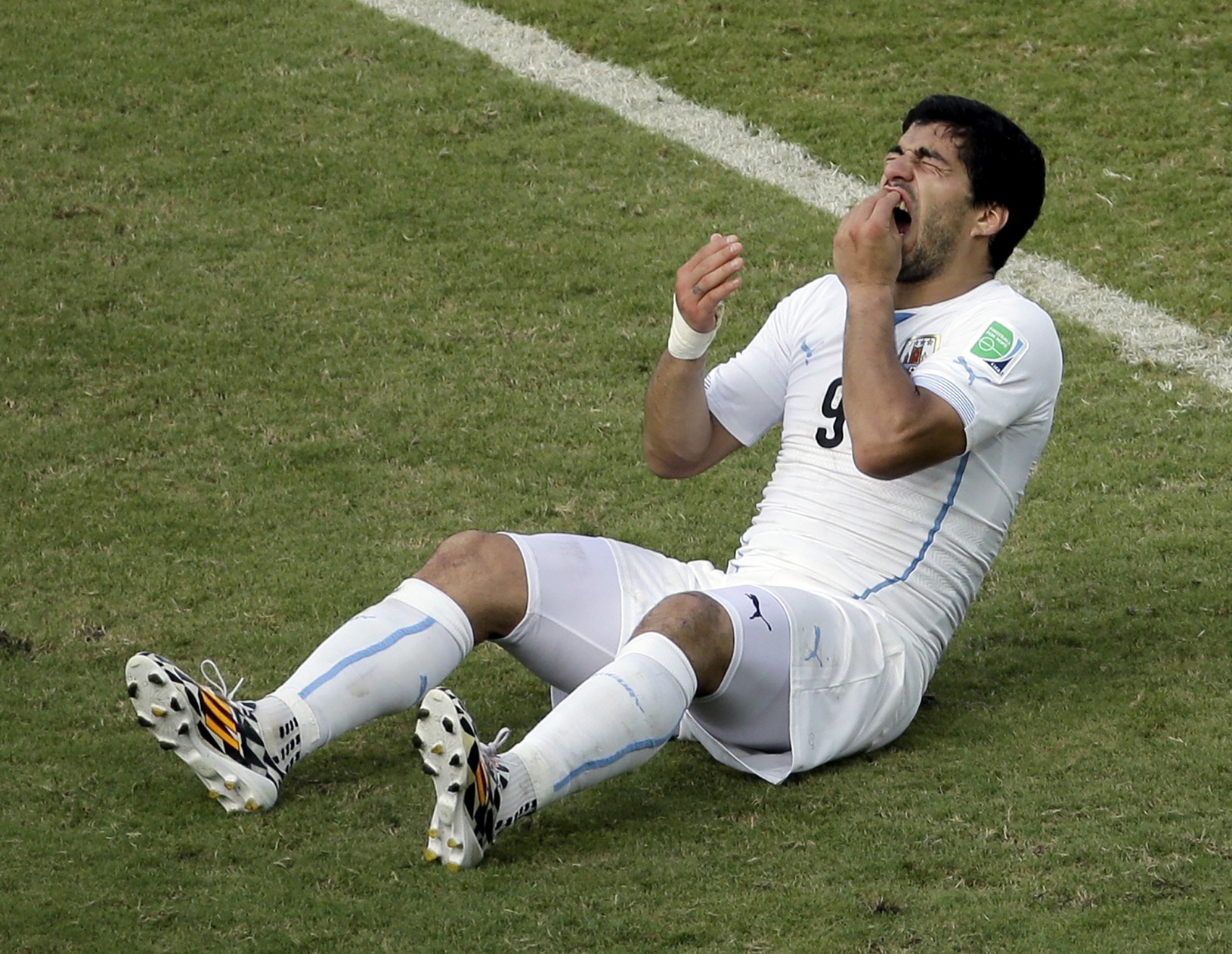 Suárez kusol talianskeho obrancu