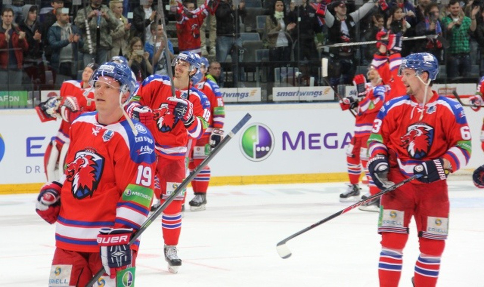 Hokejisti pražského Leva oslavujú