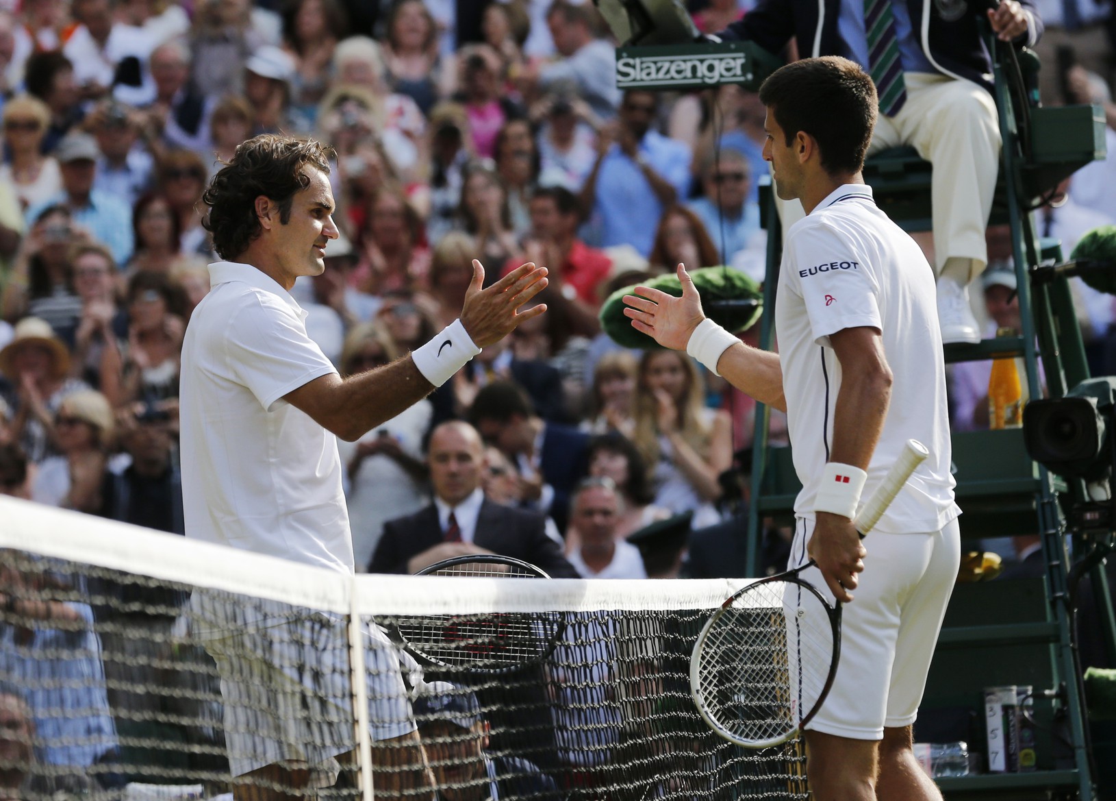 Roger Federer podáva ruku