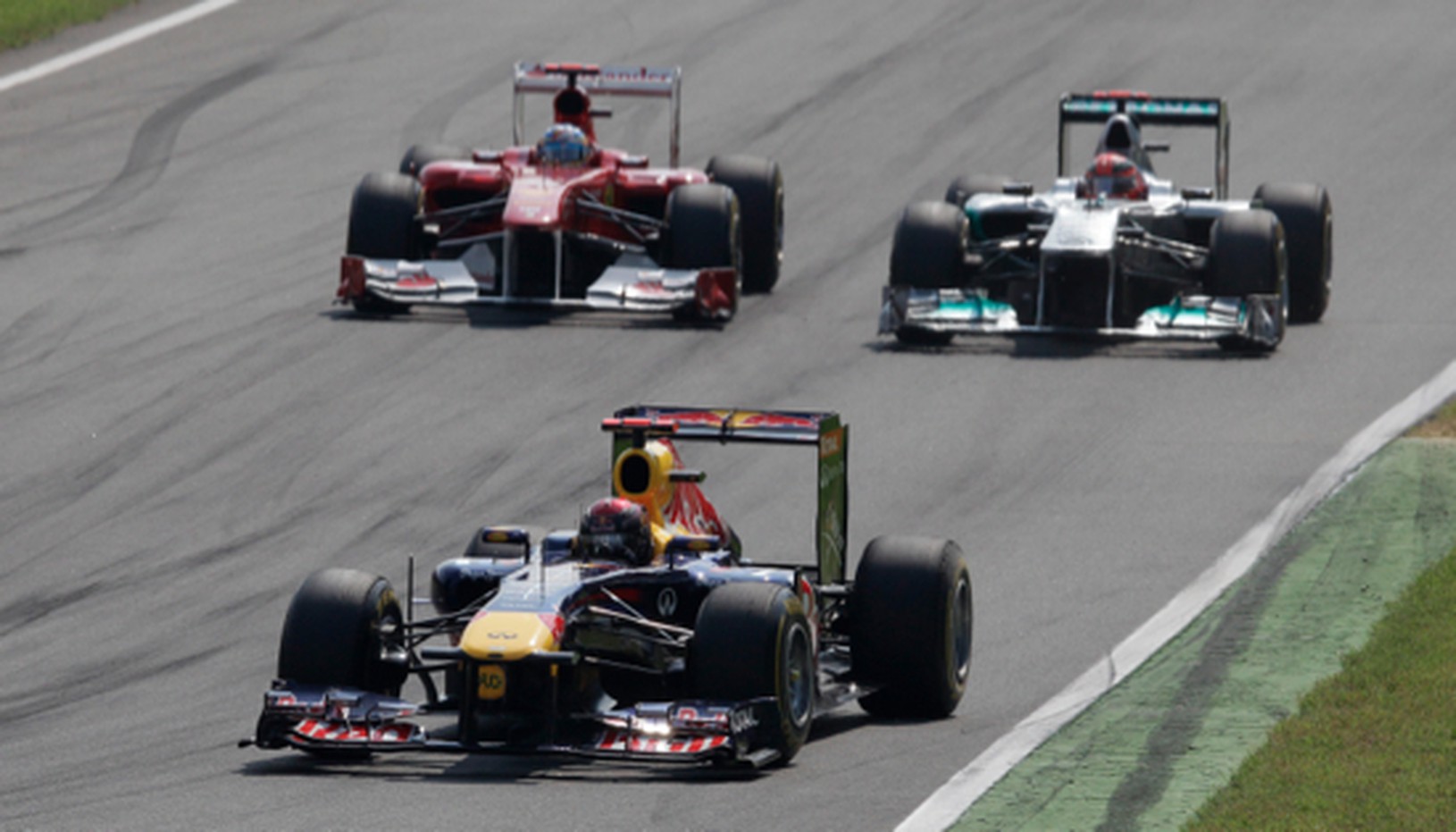 Sebastian Vettel pred Alonsom