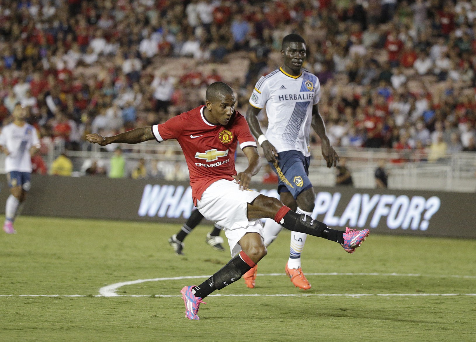Ashley Young strieľa