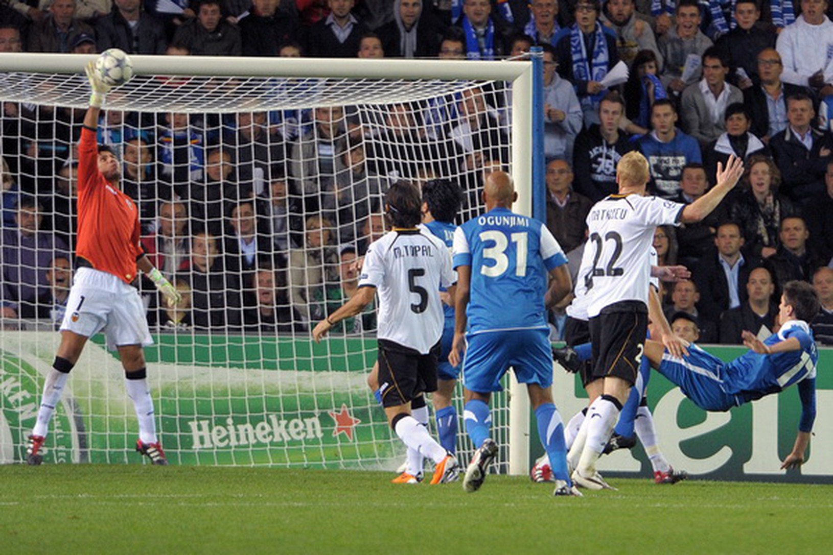 Diego Alves zachraňuje strelu