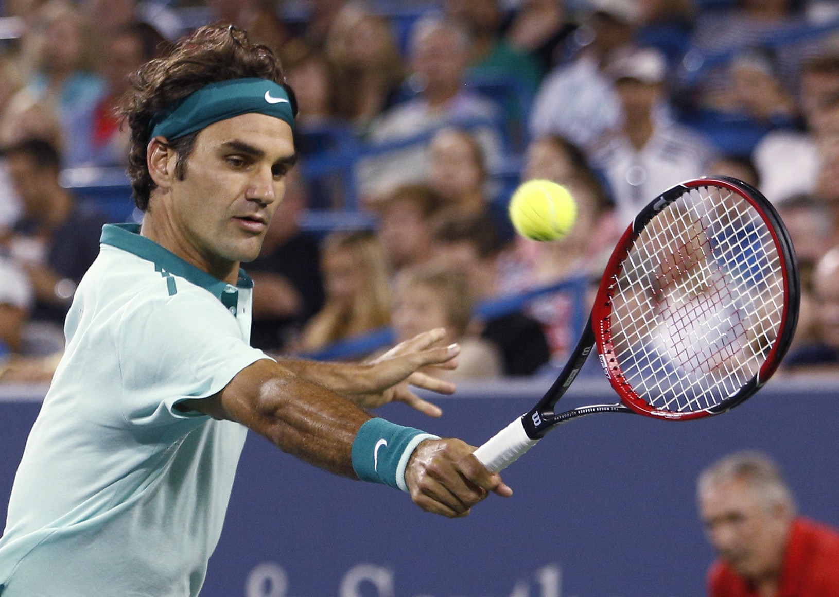 Roger Federer vracia úder