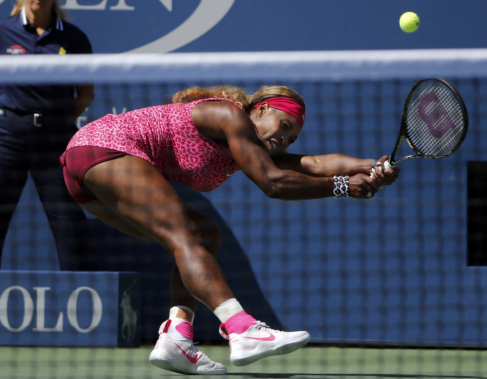 Serena Williams vracia strelu
