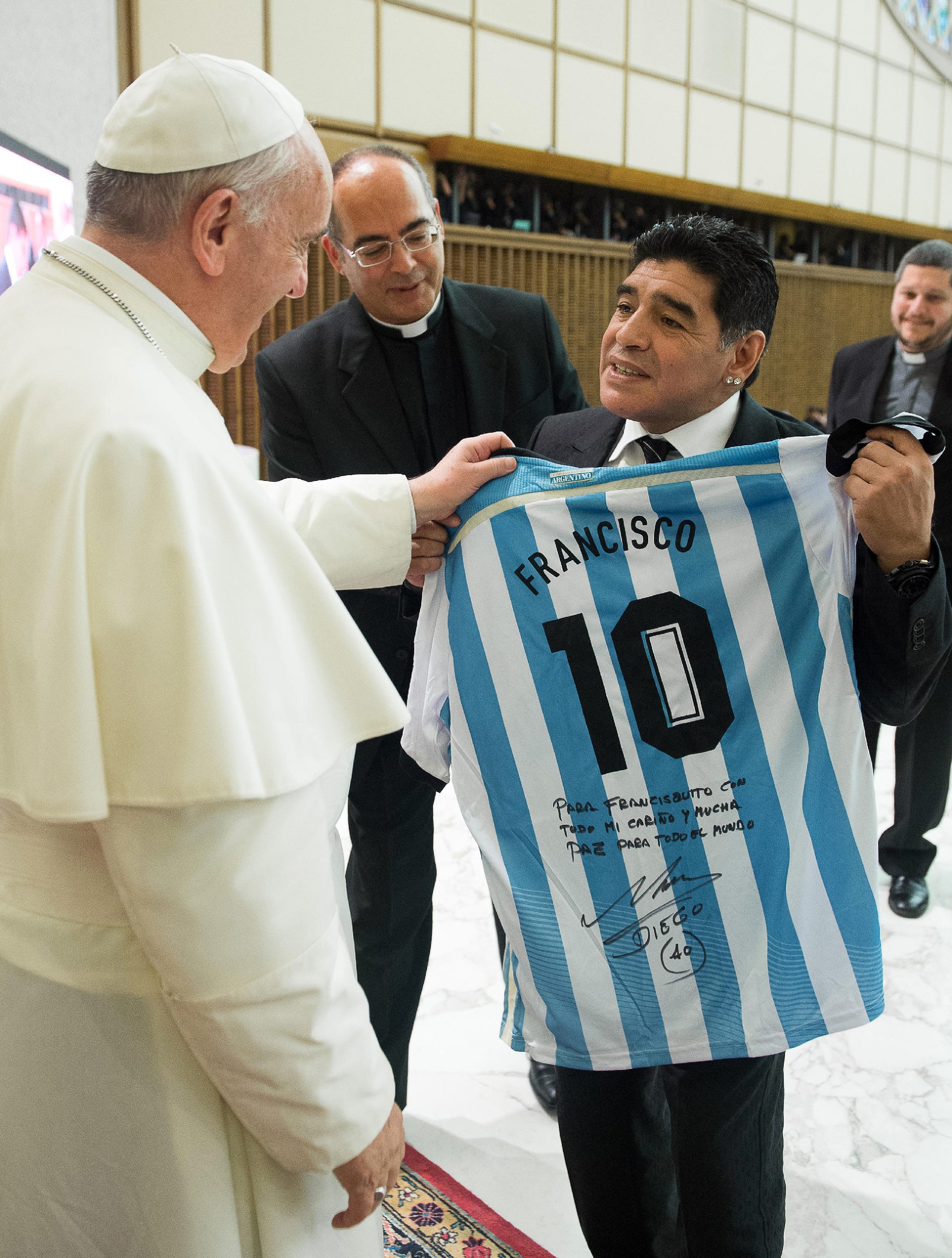 Diego Maradona daroval dres