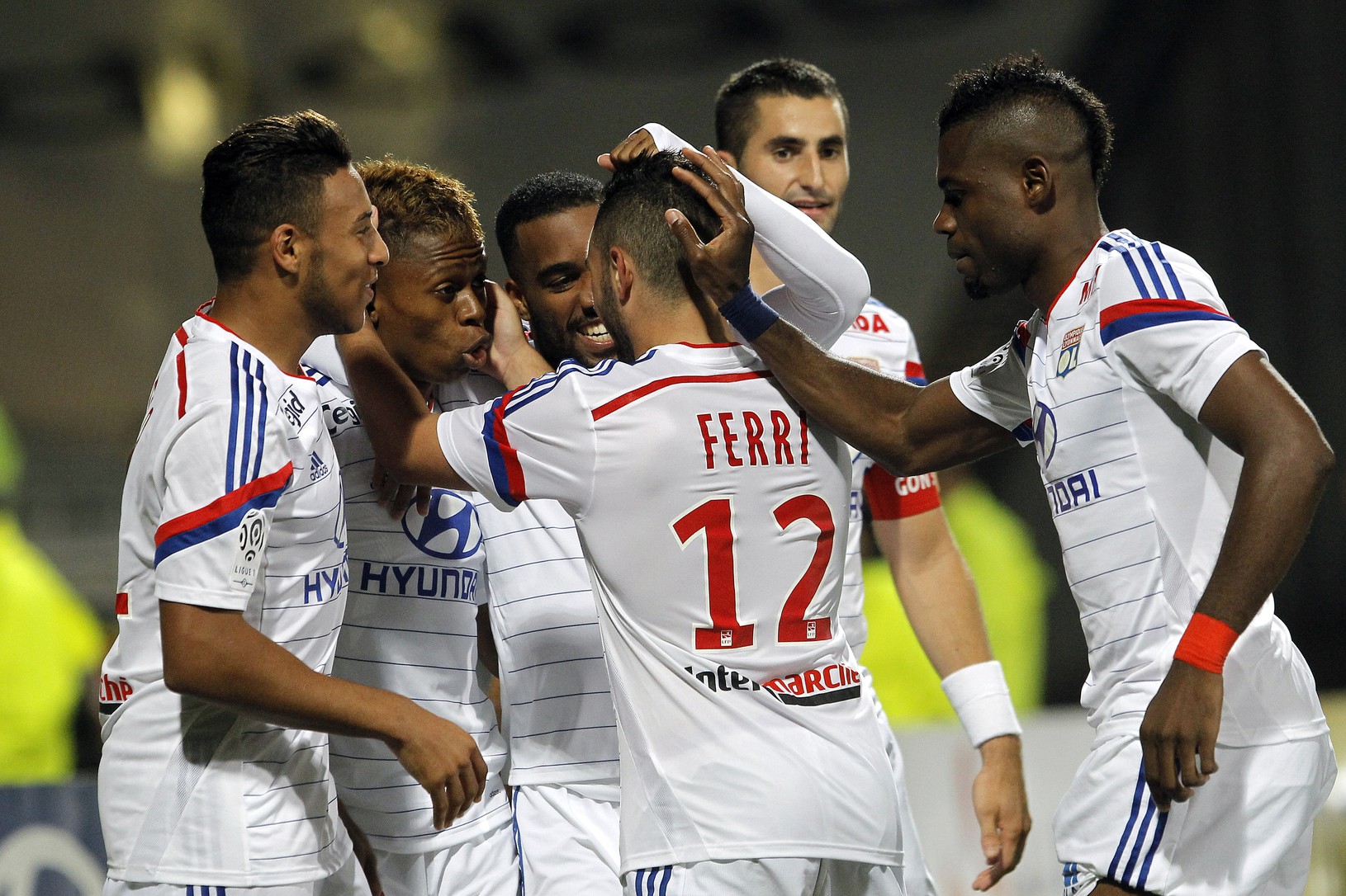 Futbalisti Lyonu oslavujú gól