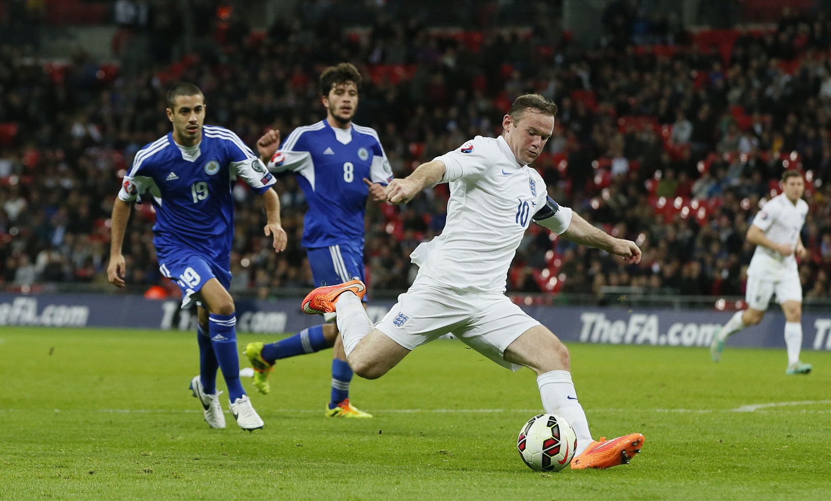Wayne Rooney strieľa gól