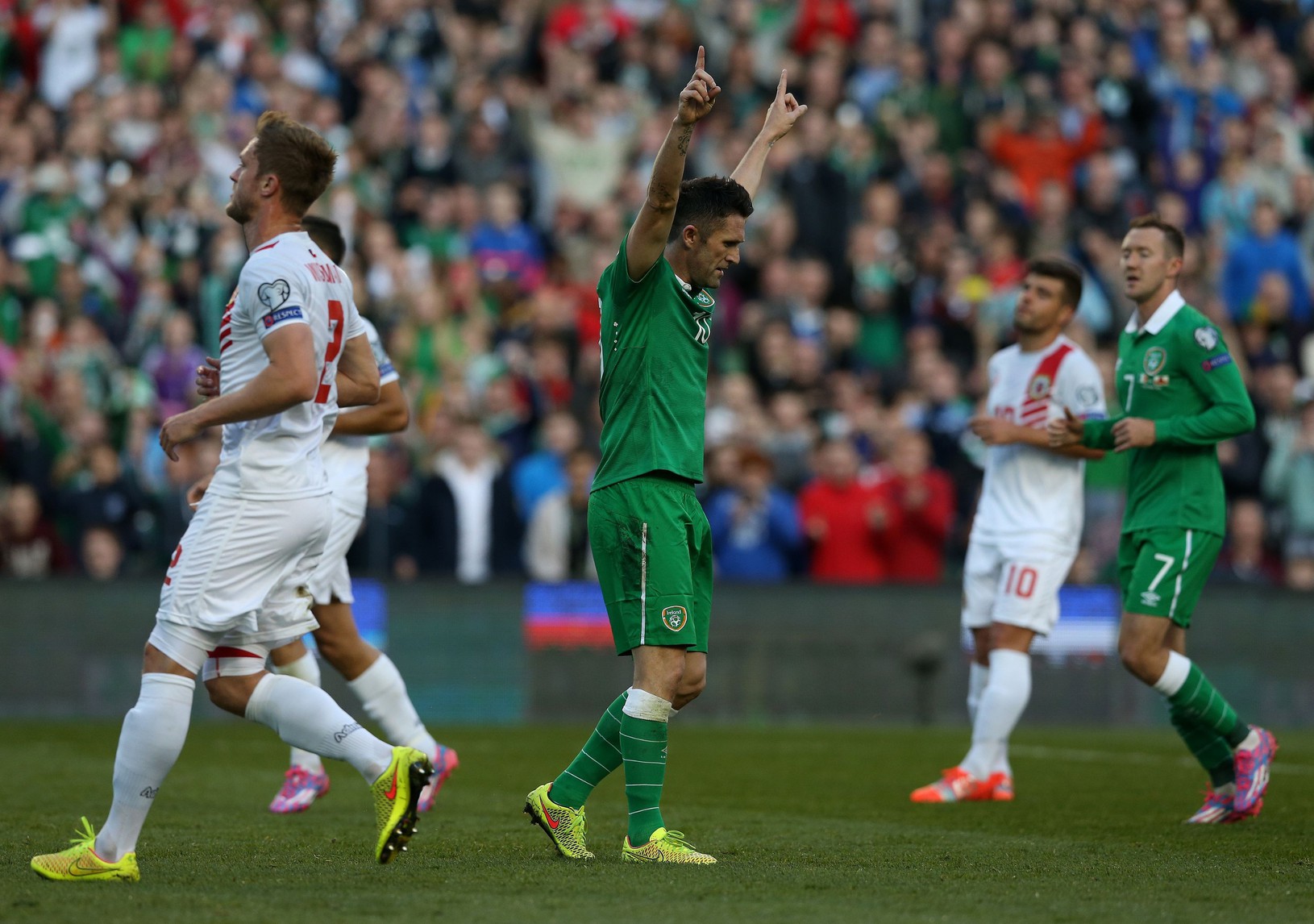 Robbie Keane oslavuje gól