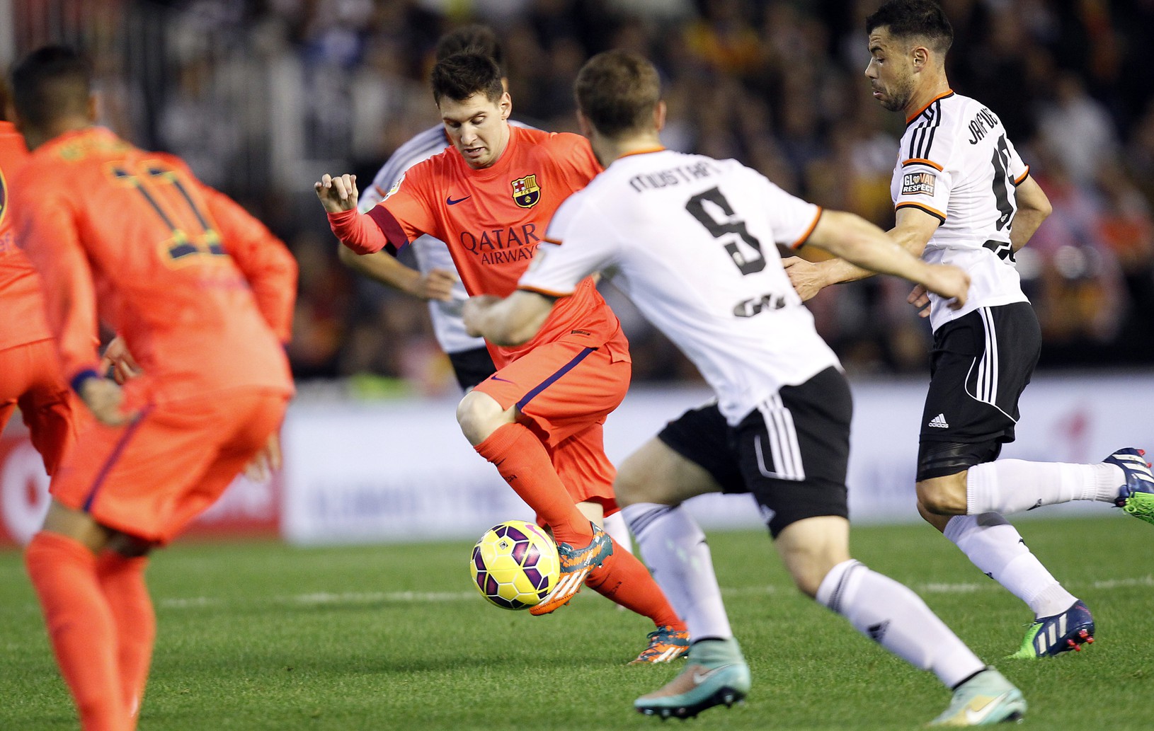 Lionel Messi preniká defenzívou