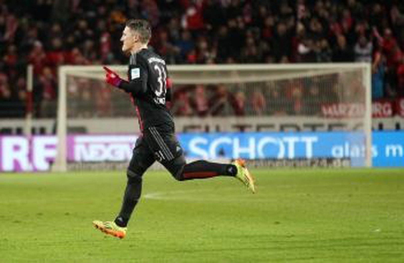 Bastian Schweinsteiger oslavuje vyrovnánajúci