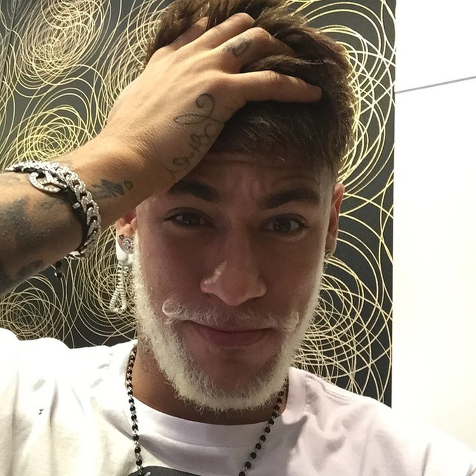 Neymar s bielou bradou