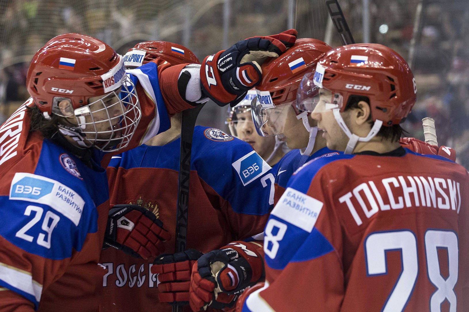 Ruskí mladíci oslavujú gól
