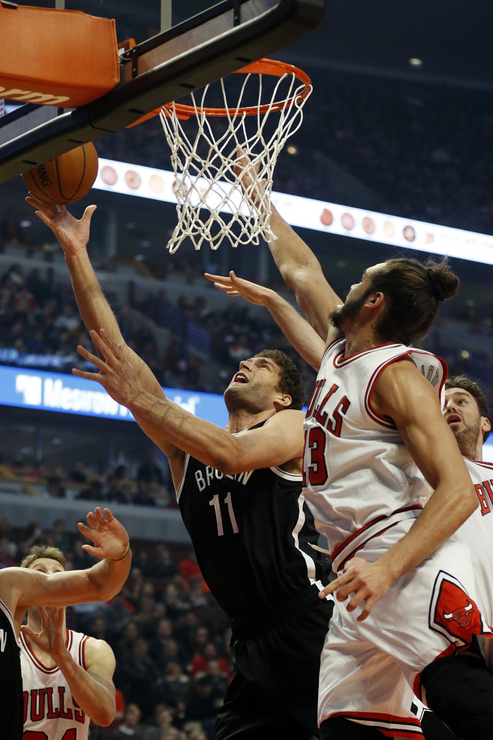 Brook Lopez (11) strieľa