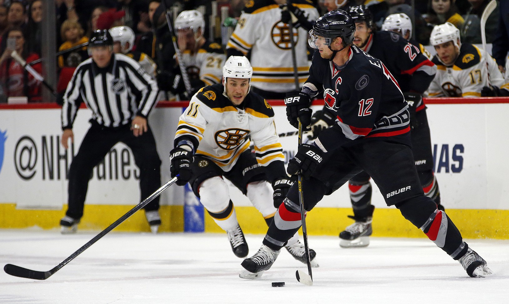 Eric Staal (12) a