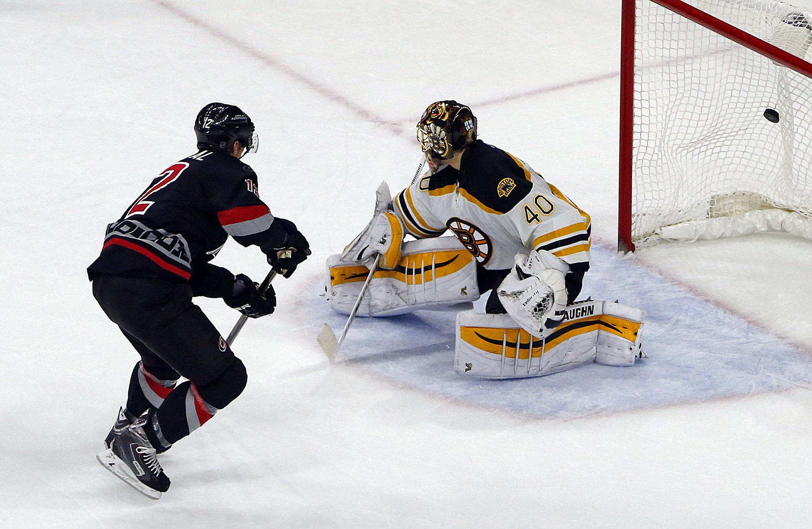 Eric Staal prekonáva gólmana