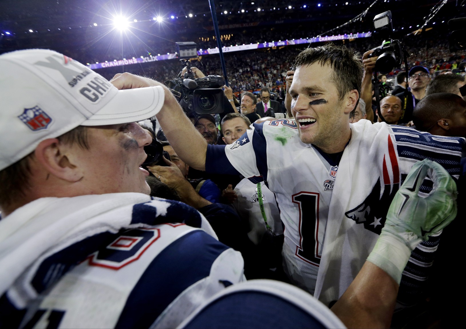Tom Brady (vpravo) oslavuje