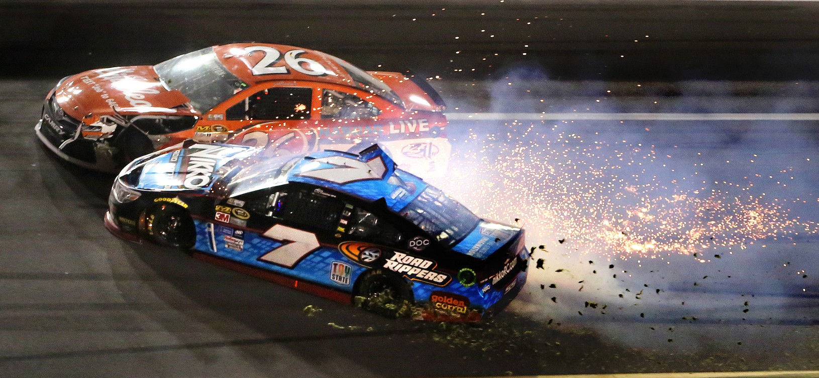 Alex Bowman vrazil do