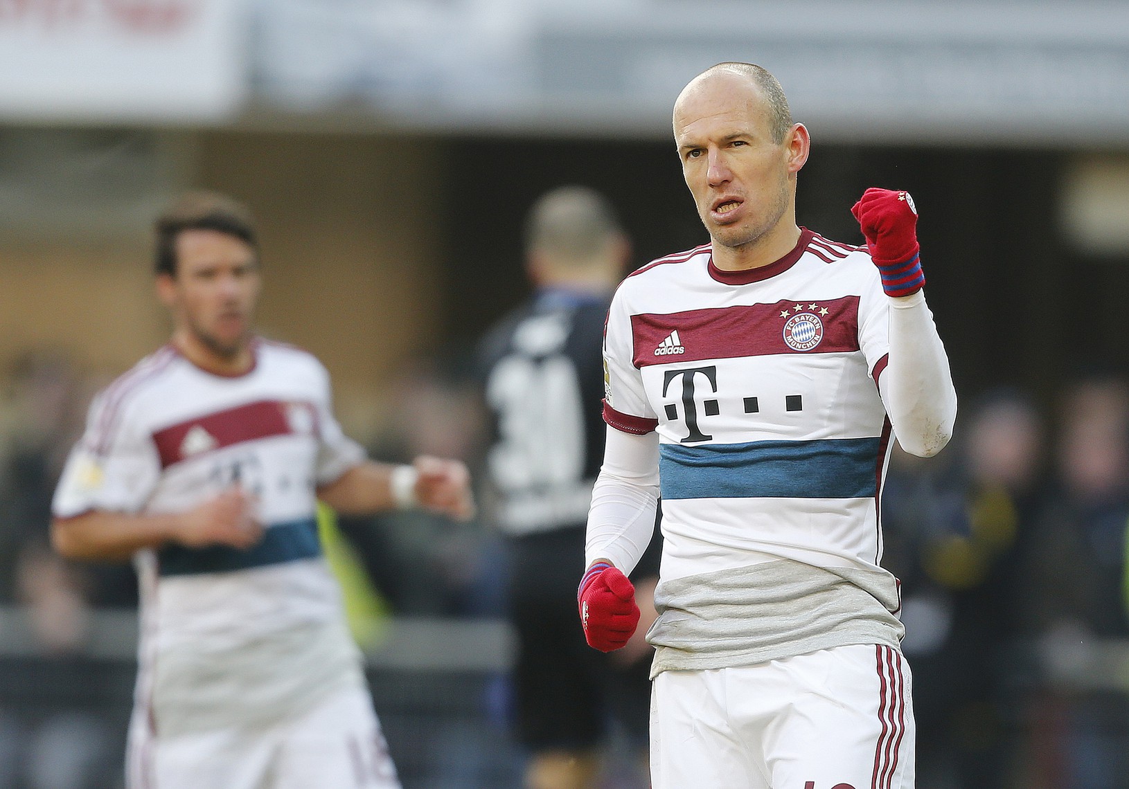  Arjen Robben oslavuje