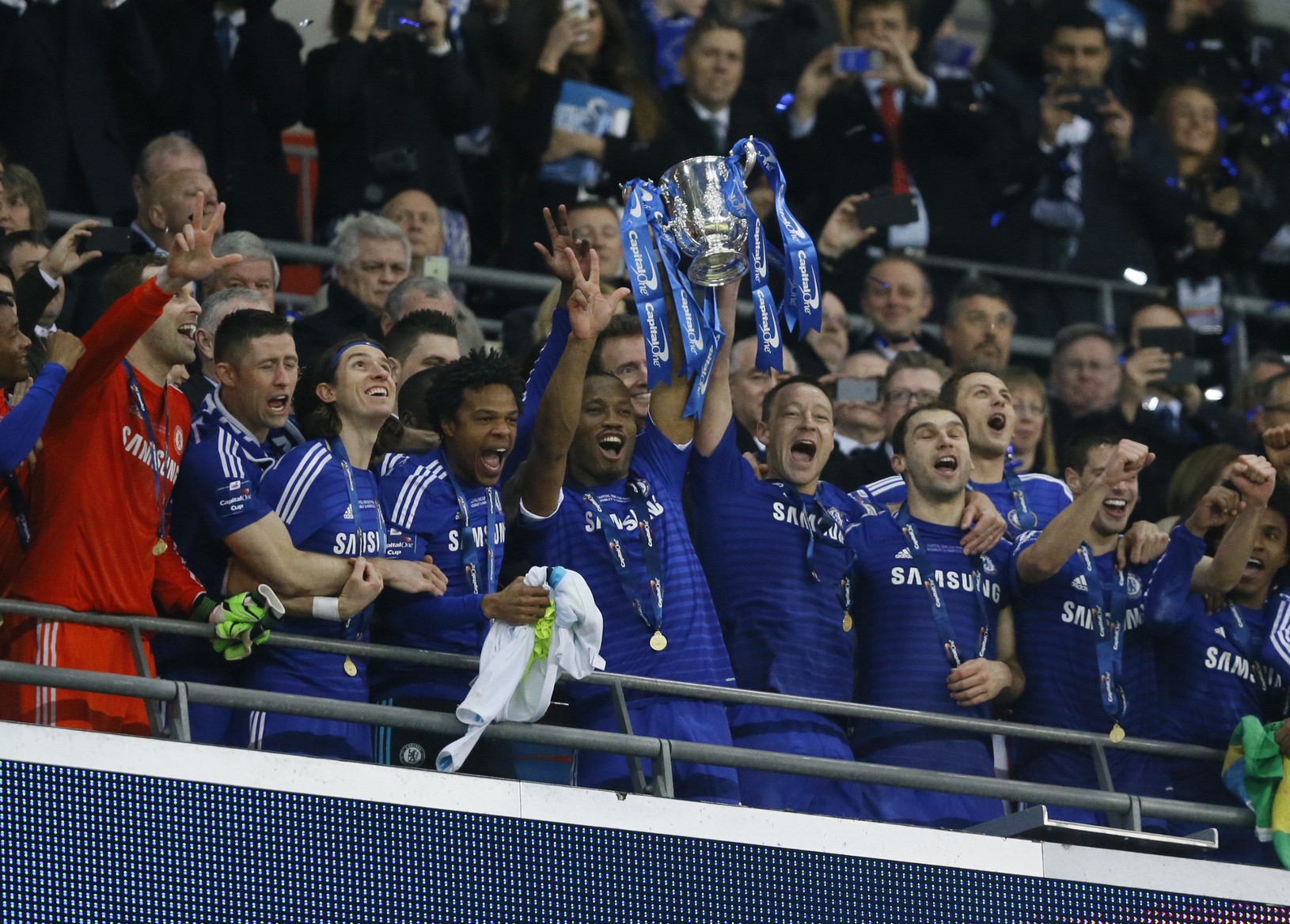 Chelsea oslavuje zisk prvej