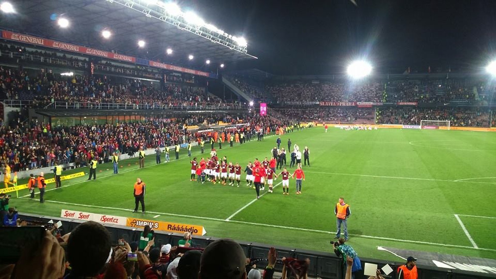 Futbalisti pražskej Sparty oslavujú