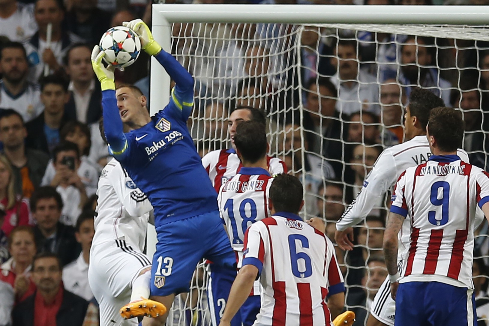 Jan Oblak berie loptu