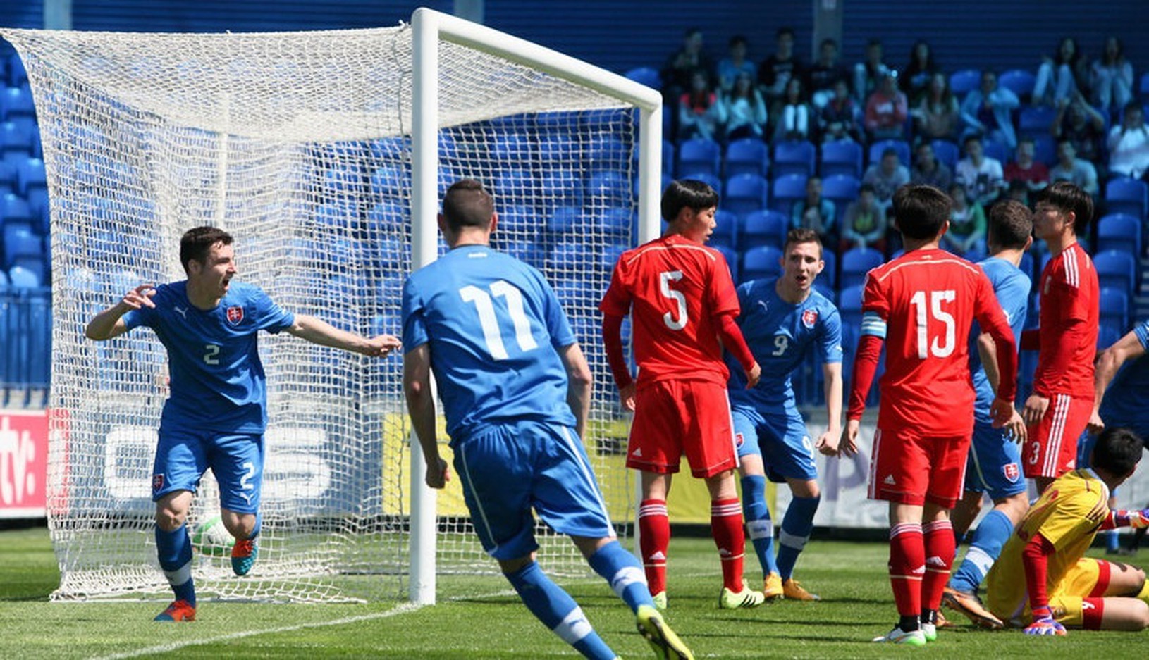 Slovenskí mladíci oslavujú gól