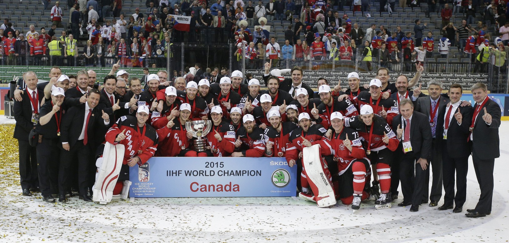 Hokejisti Kanady a trofejou