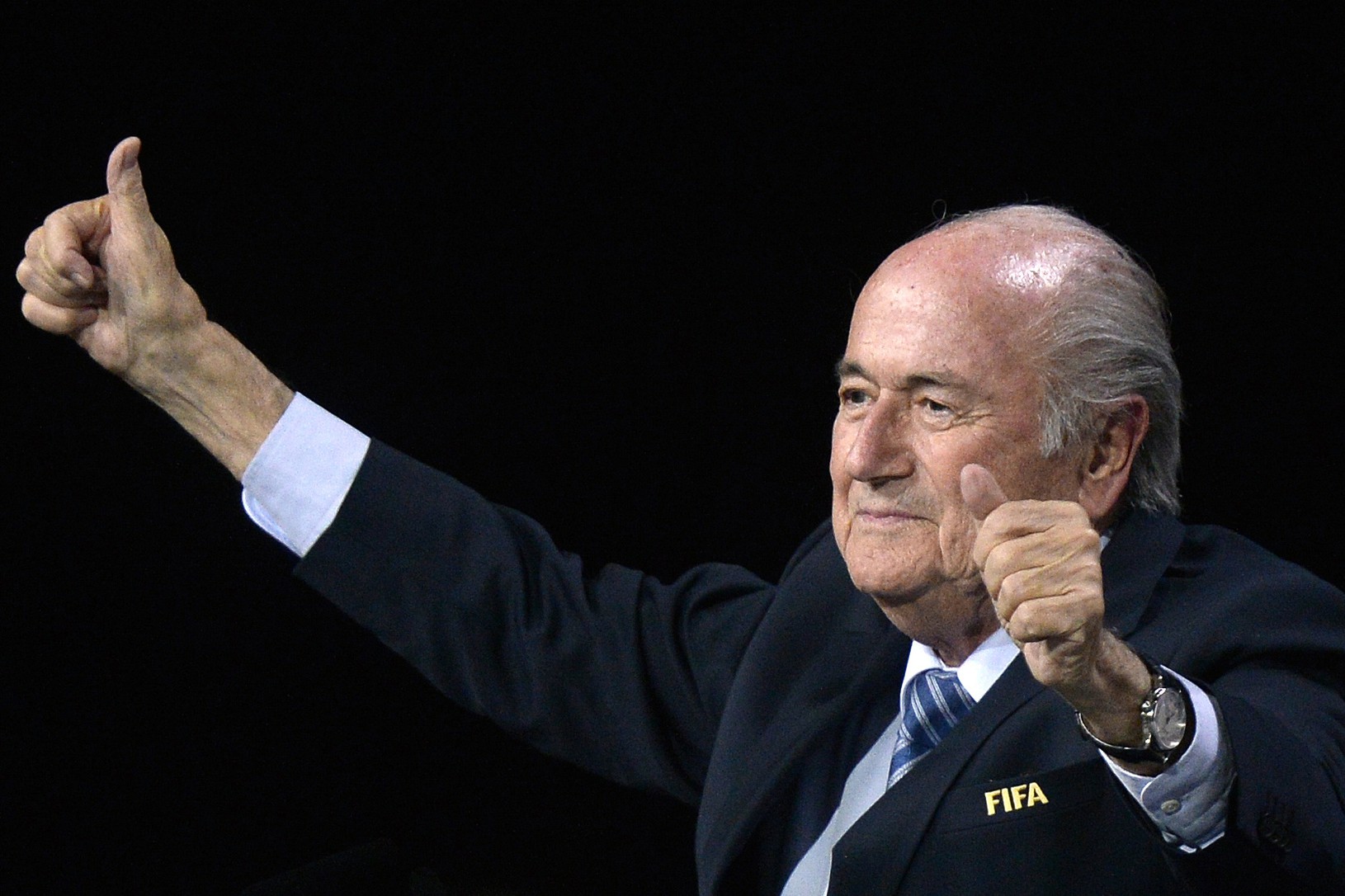 Víťazné gesto Seppa Blattera