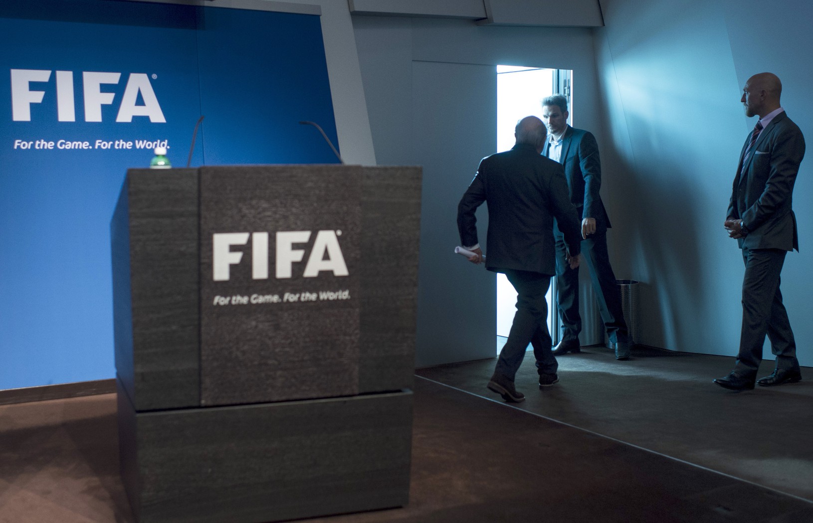 Sepp Blatter opúšťa tlačovú