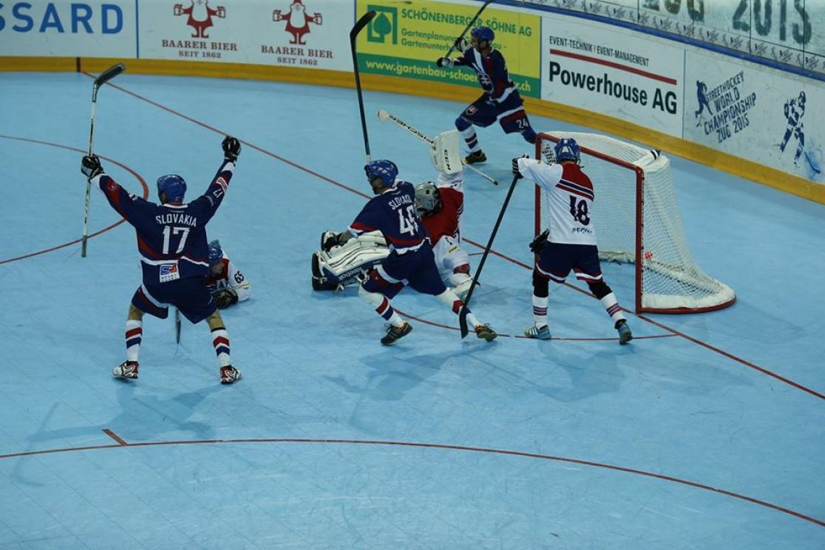 Slovenskí hokejbalisti po triumfe