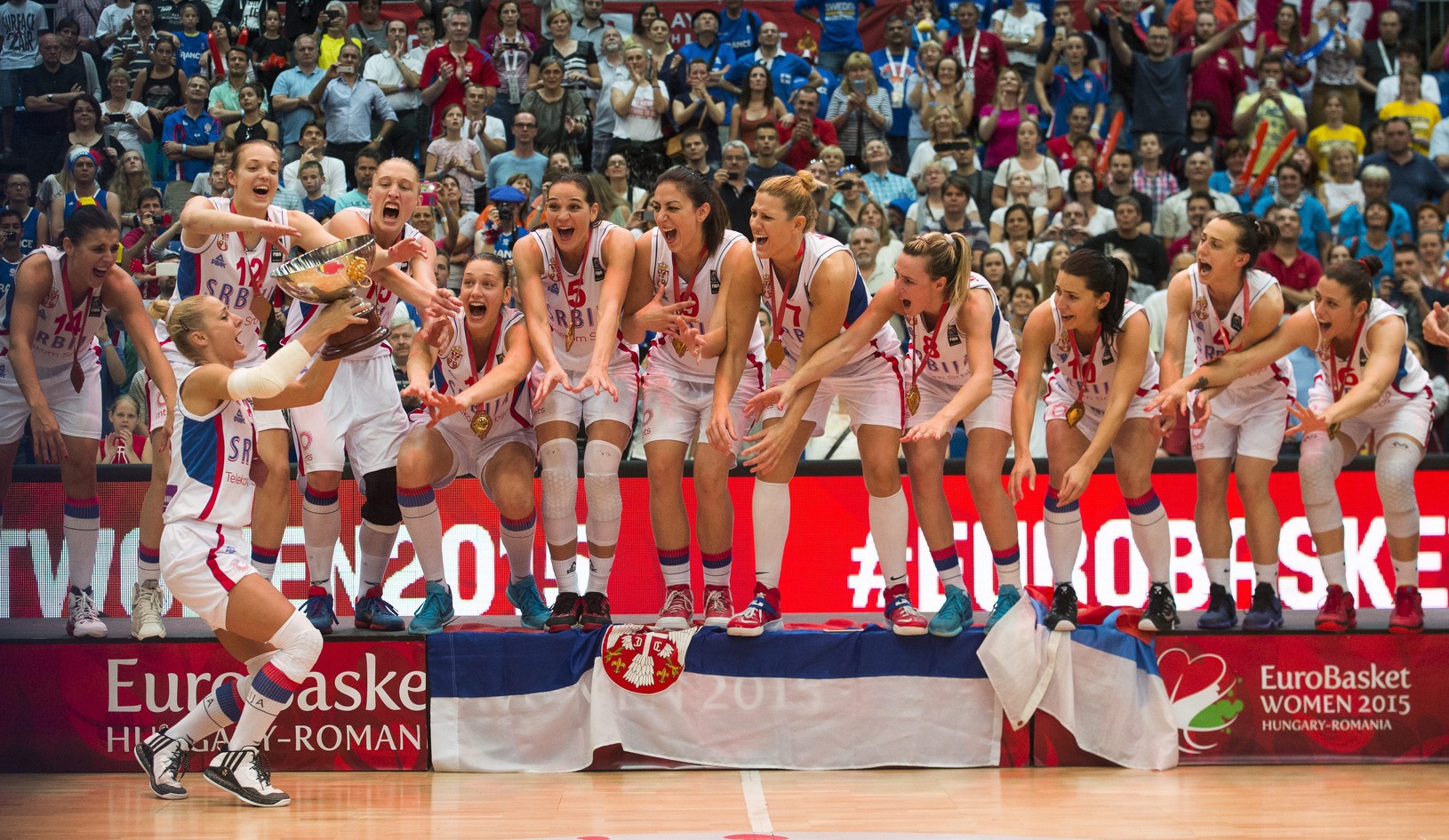 Srbské basketbalistky oslavujú finálový