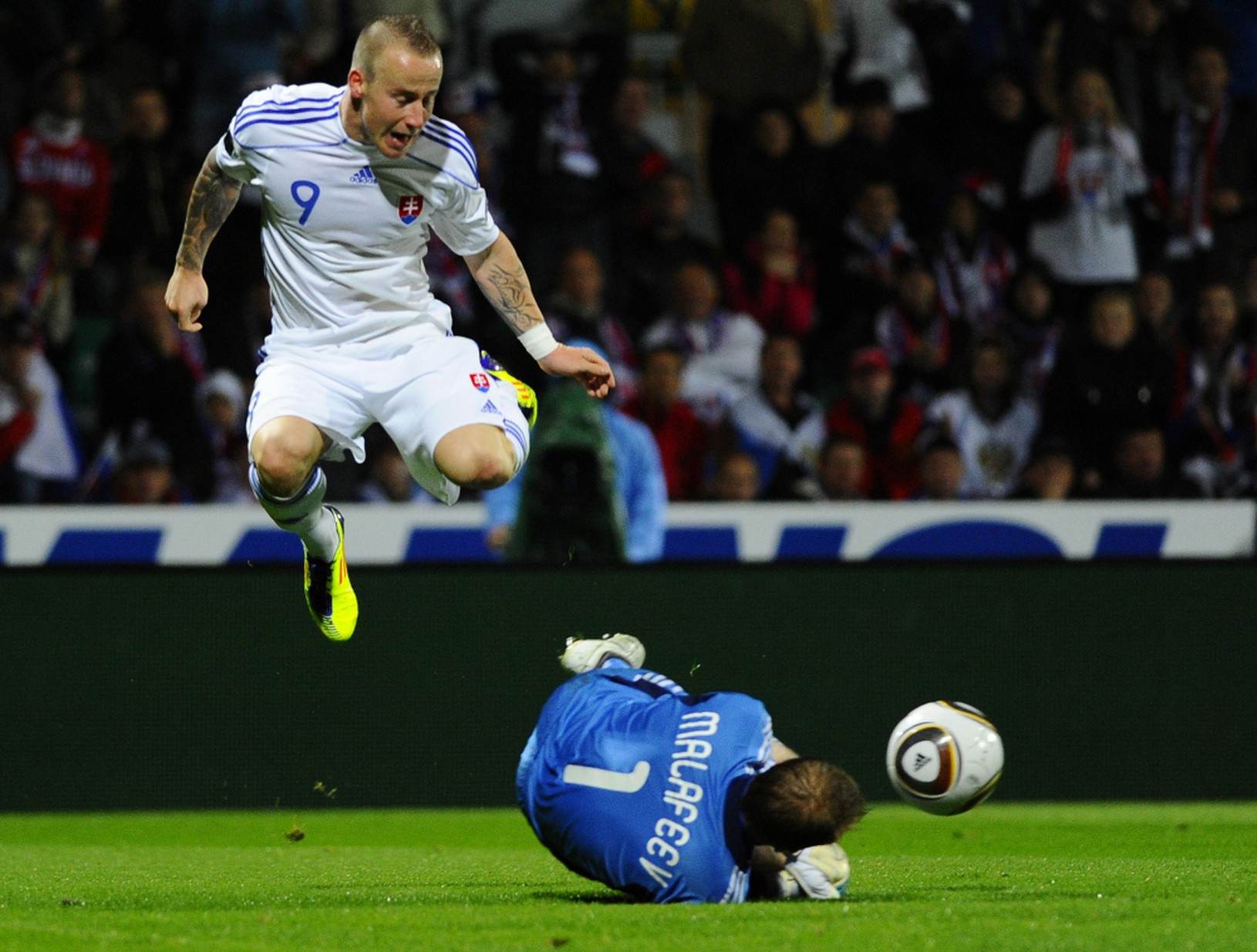 Miroslav Stoch a brankár