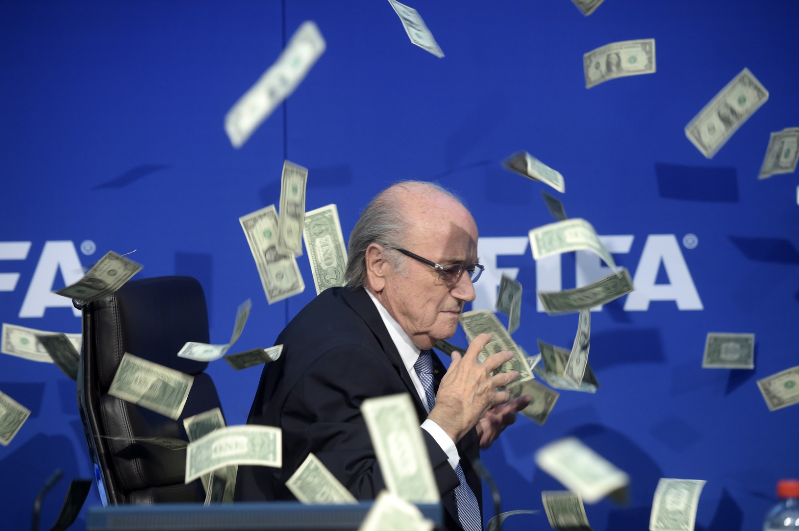 Sepp Blatter zasypaný falošnými