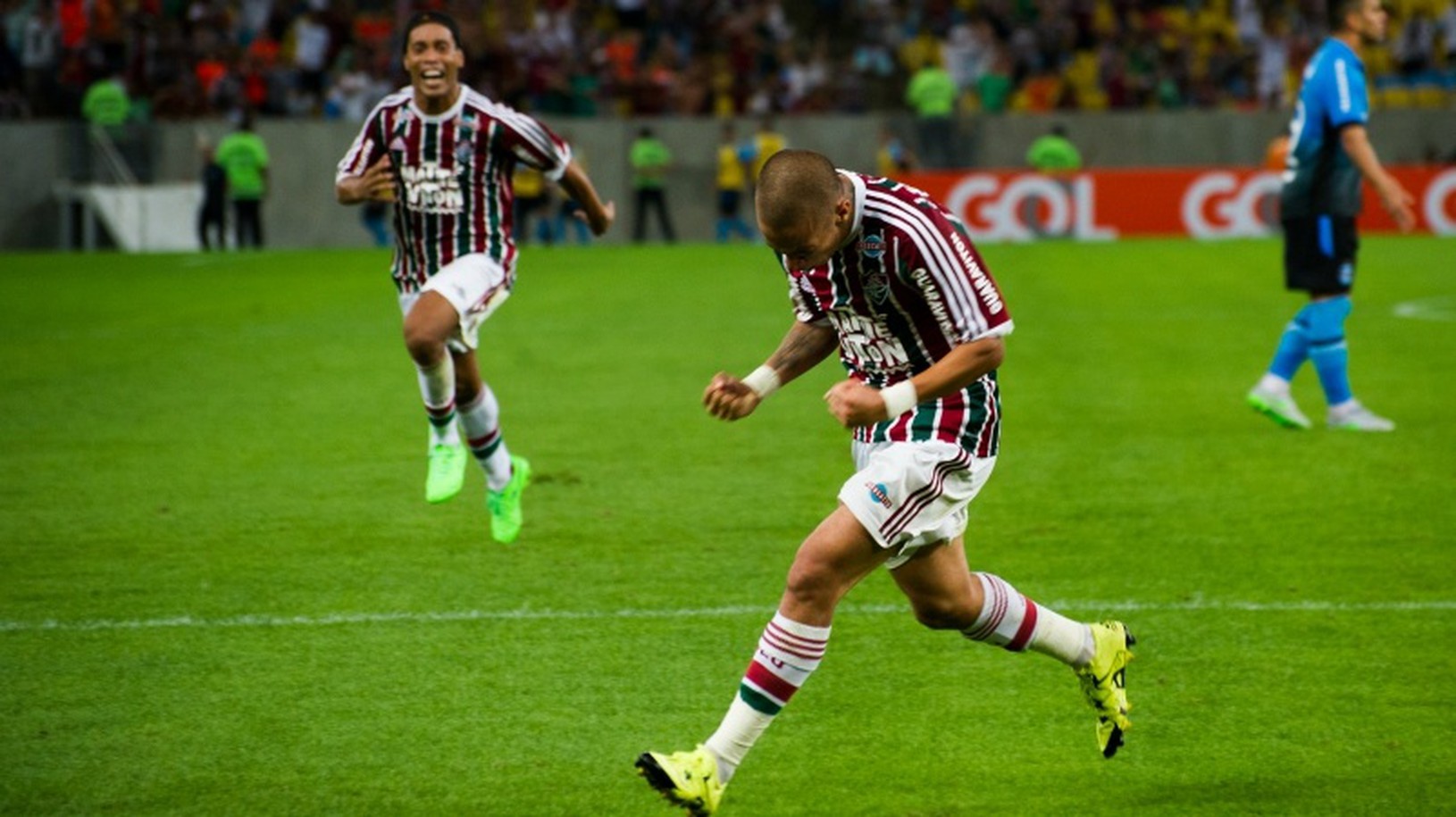 Ronaldinho (v pozadí) prihral