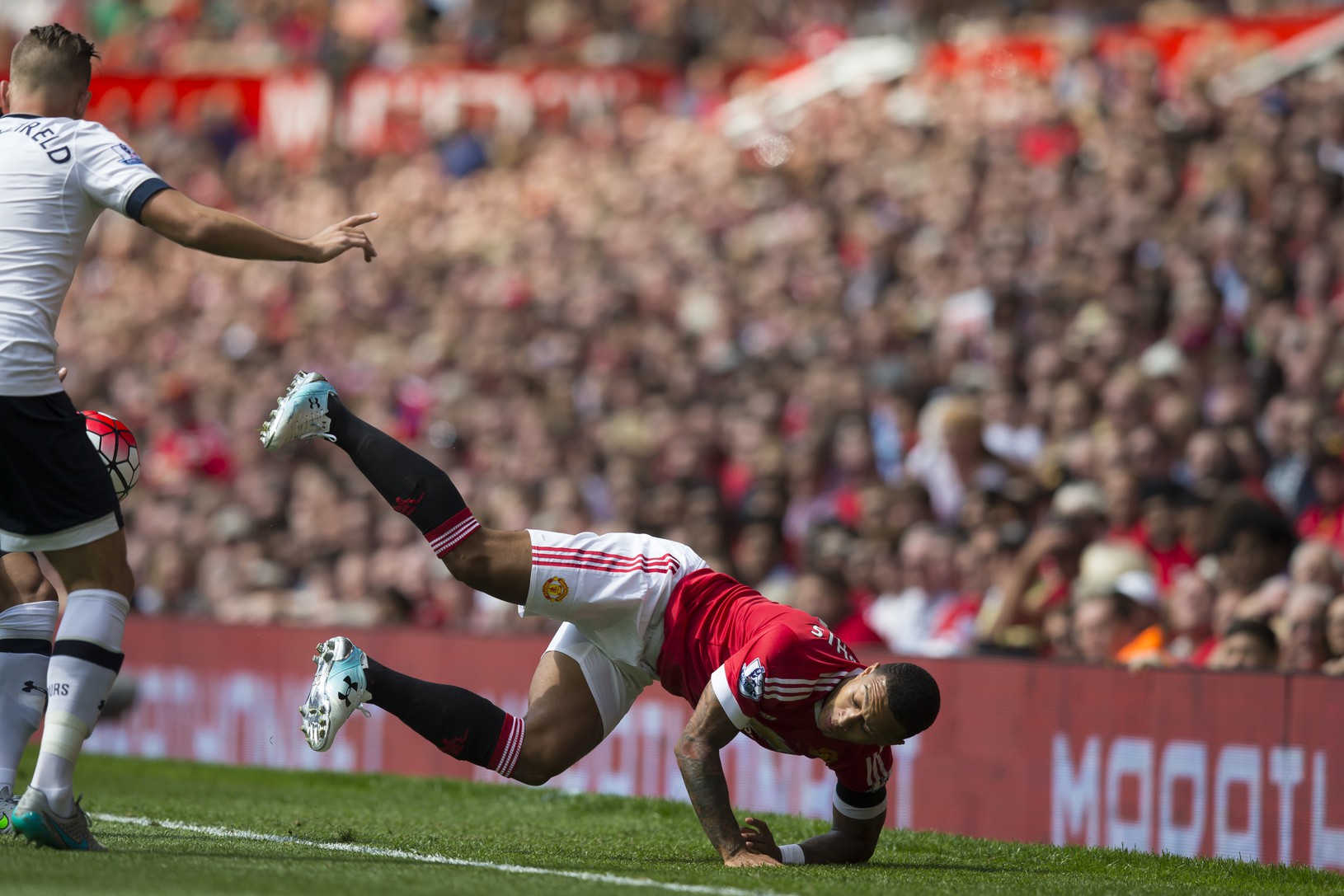 Memphis Depay padá po