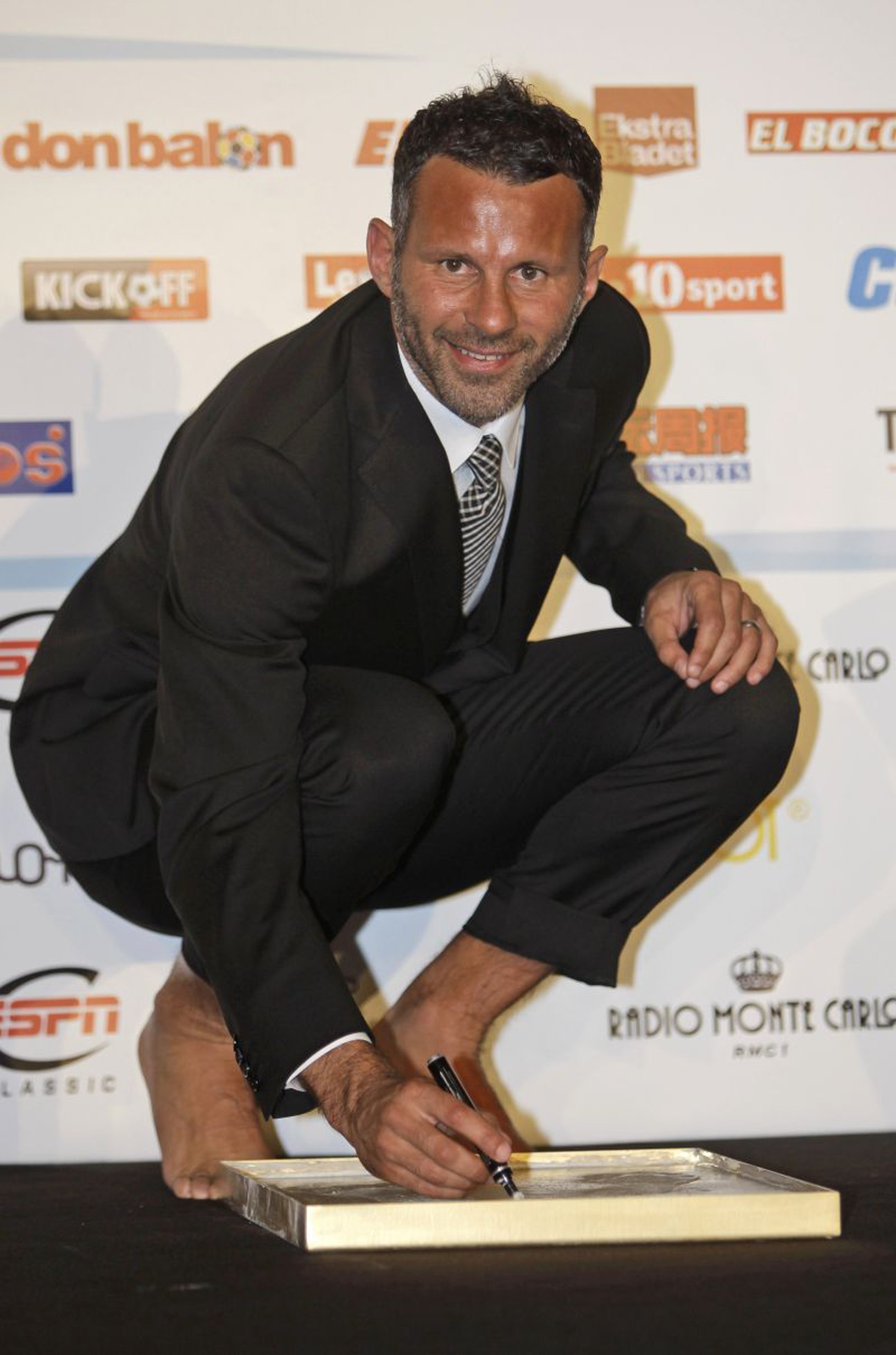 Ryan Giggs podpisuje odliatok