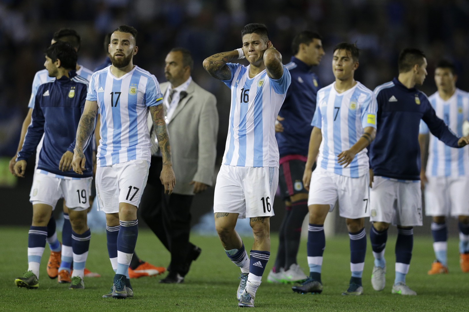 Smutní Argentínčania opúšťajú ihrisko