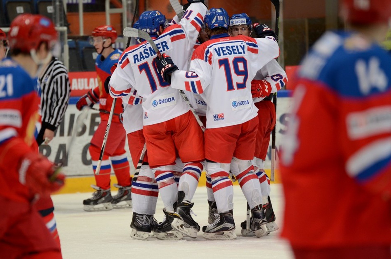 Českí mladíci oslavujú gól