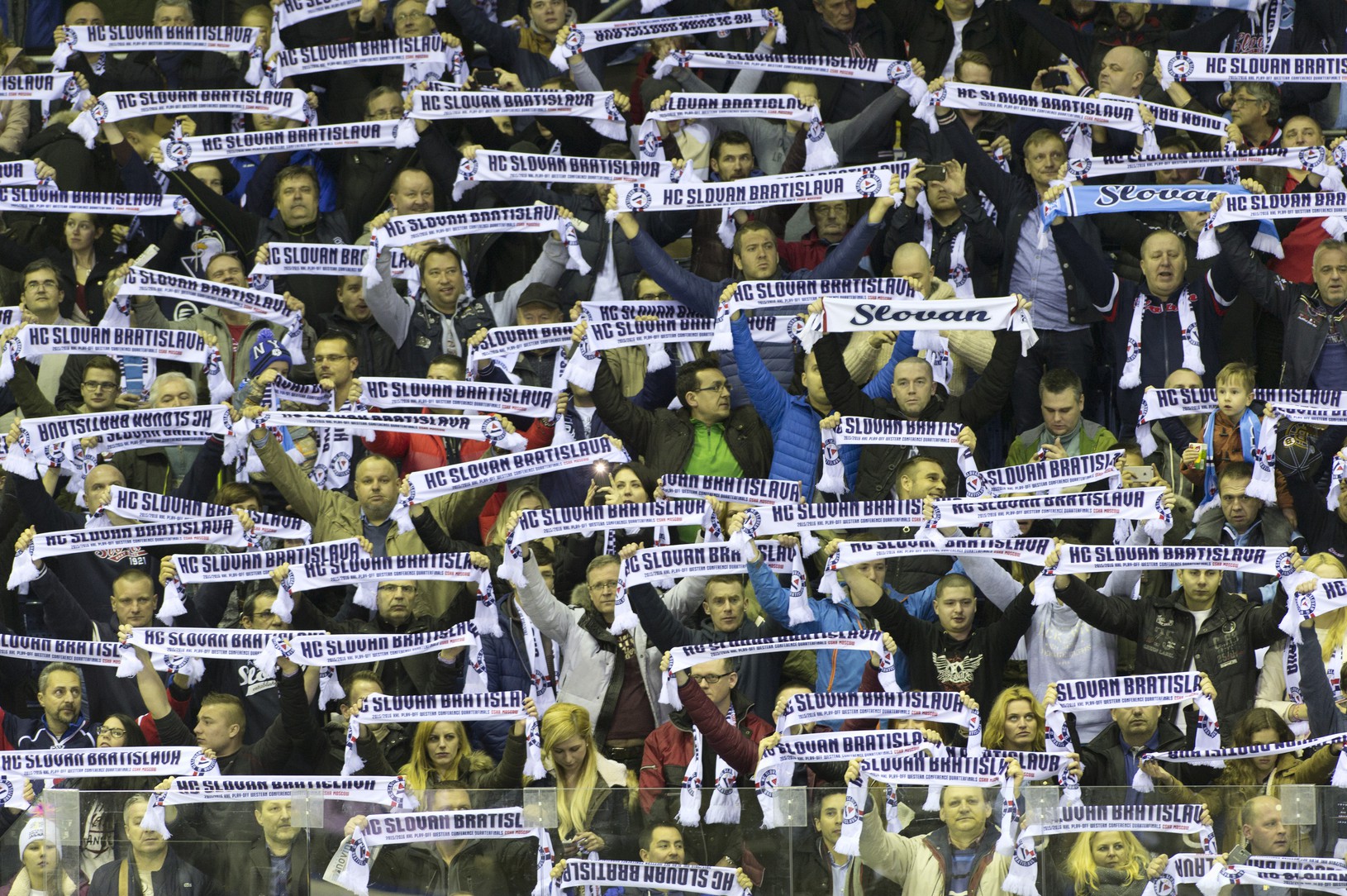 Fanúšikovia Slovana počas hymny