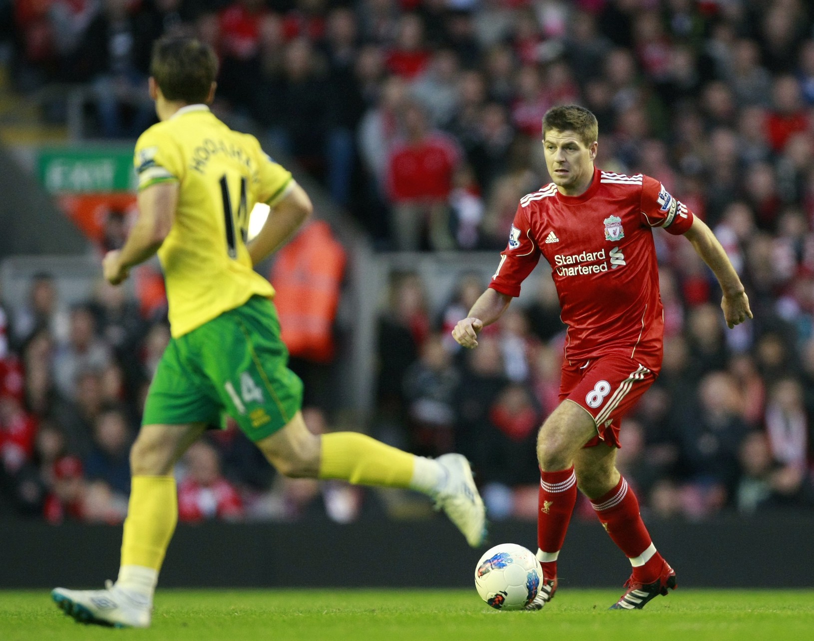 Steven Gerrard s loptou