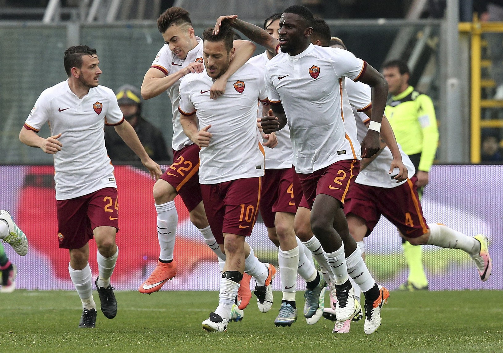 Francesco Totti oslavuje gól