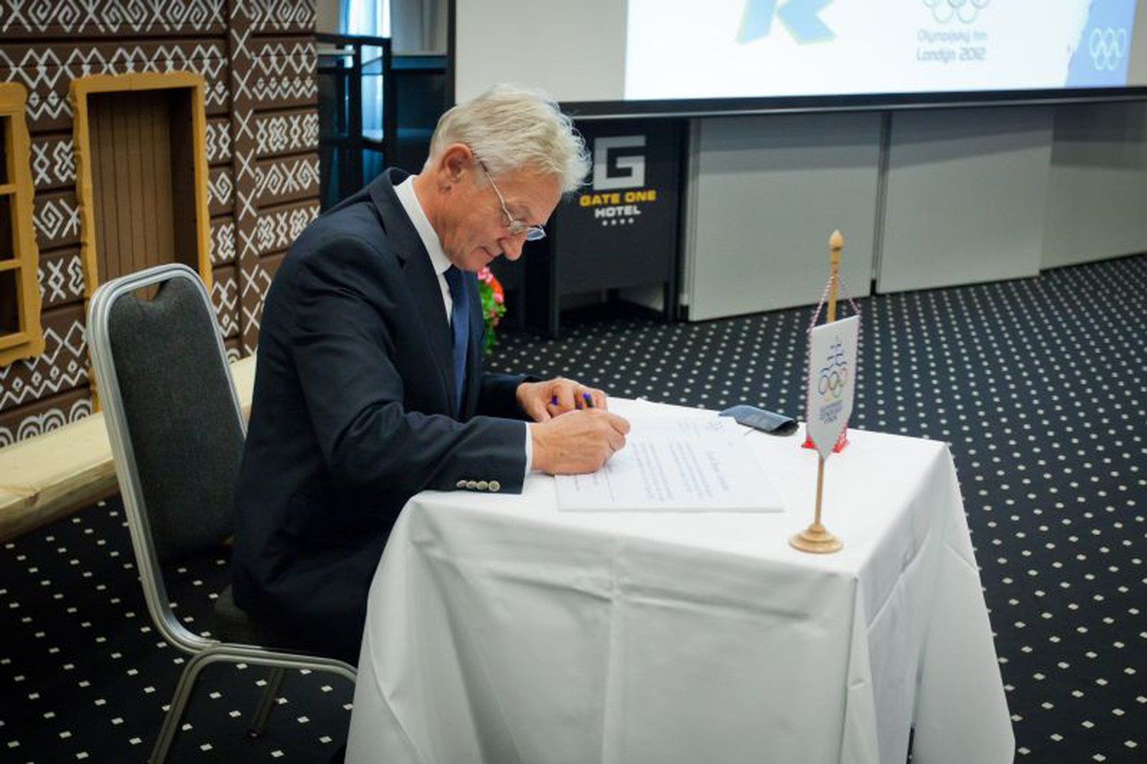 František Chmelár slávnostne podpisuje