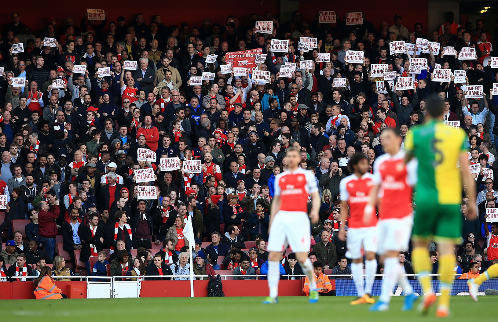 Fanúšikovia Arsenalu s nápismi