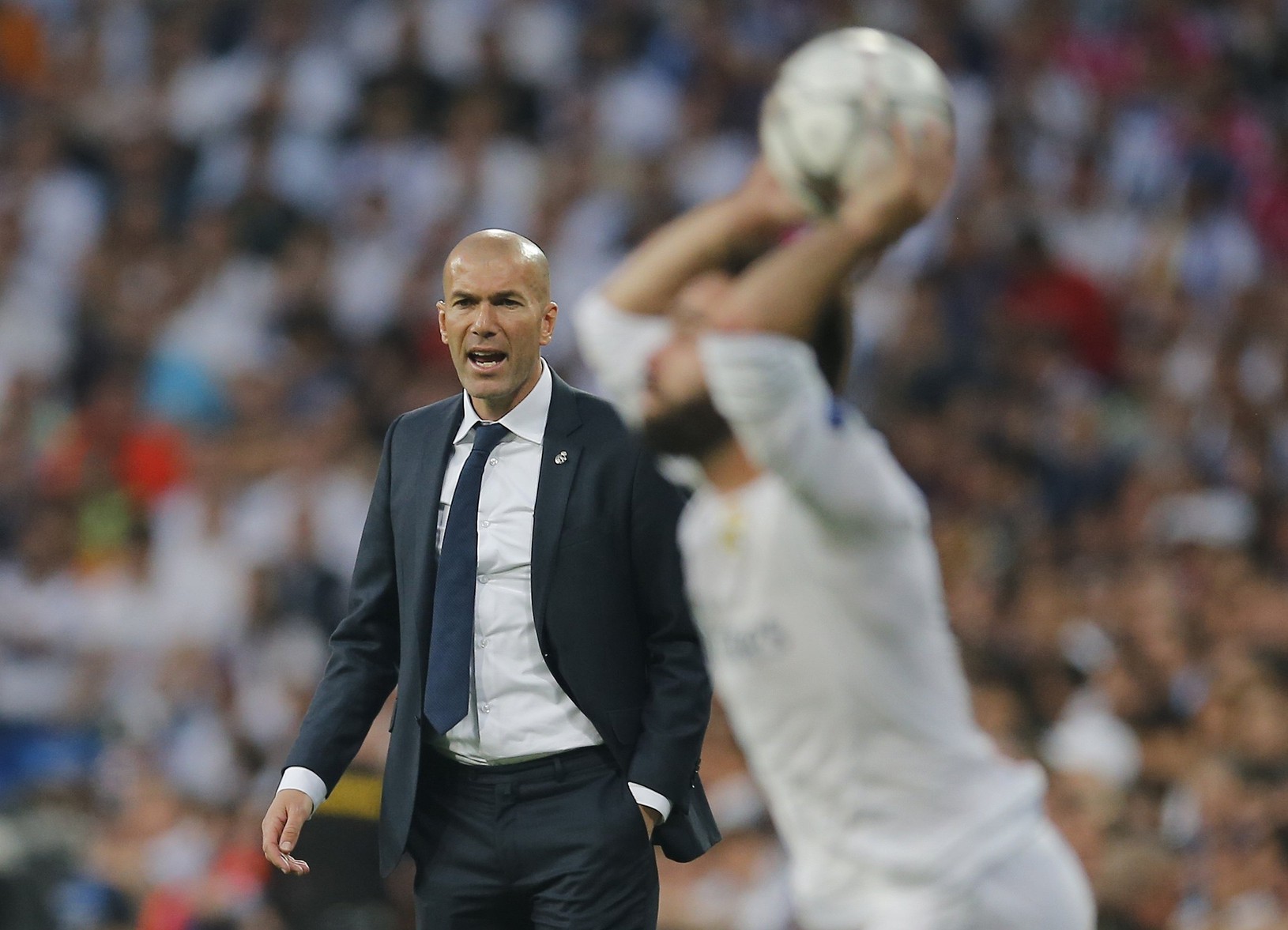 Zinedine Zidane dáva pokyny