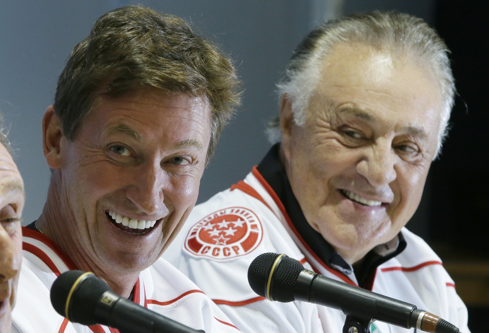 Wayne Gretzky (vľavo) a